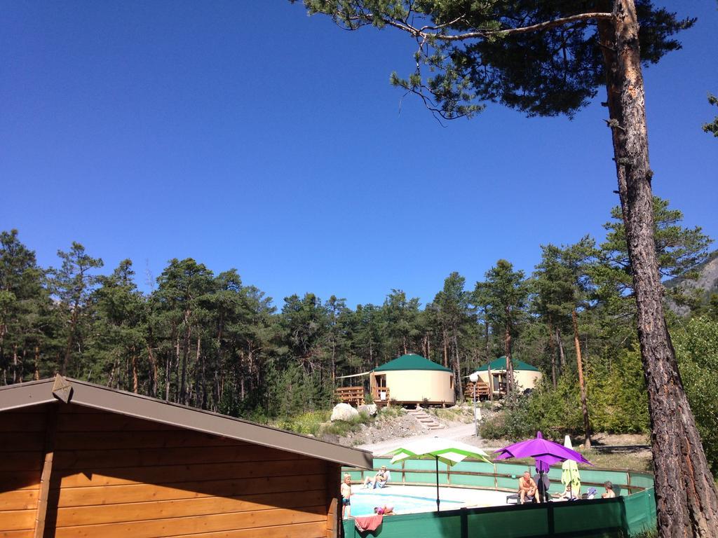 מלון ברסלונט Parc Residentiel De Loisir : Le Loup Blanc Du Riou מראה חיצוני תמונה